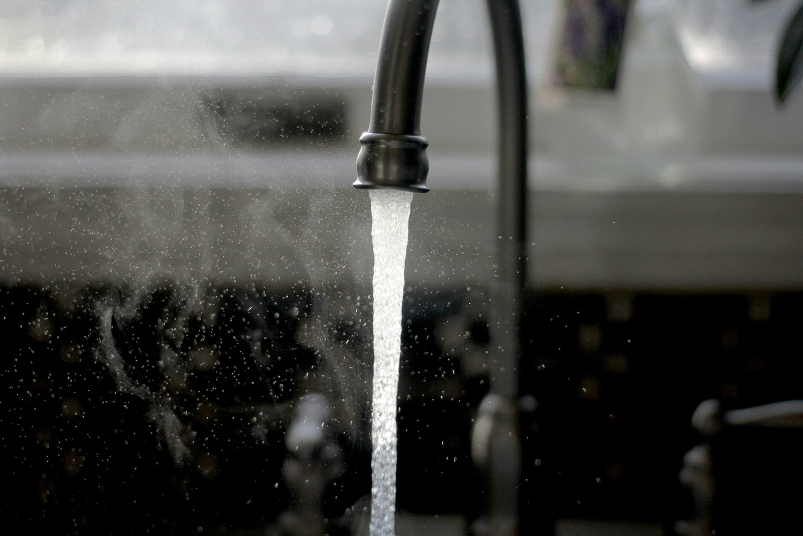 Warmwasser aus einem Wasserhahn