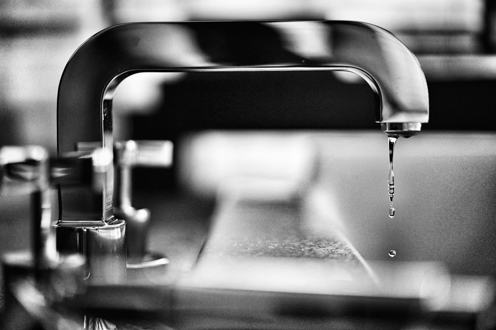 Wasserhahn mit laufendem Wasser