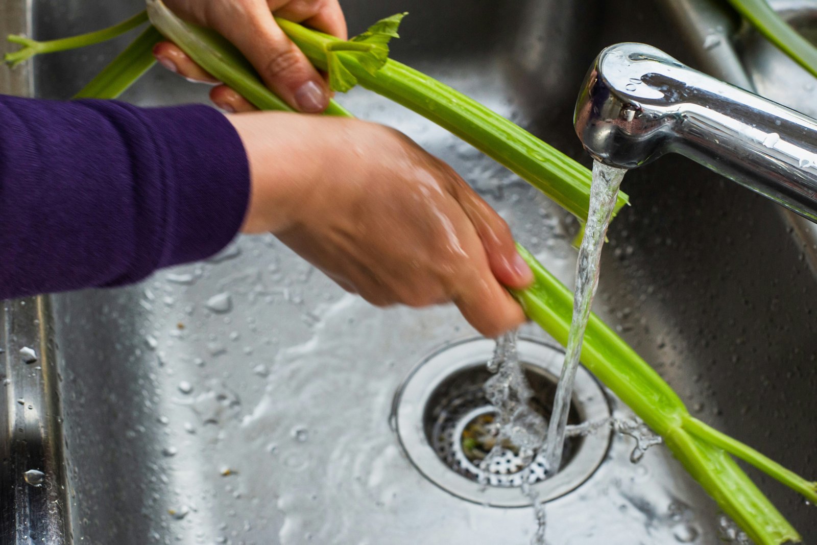 Wasserhahn mit laufendem Wasser