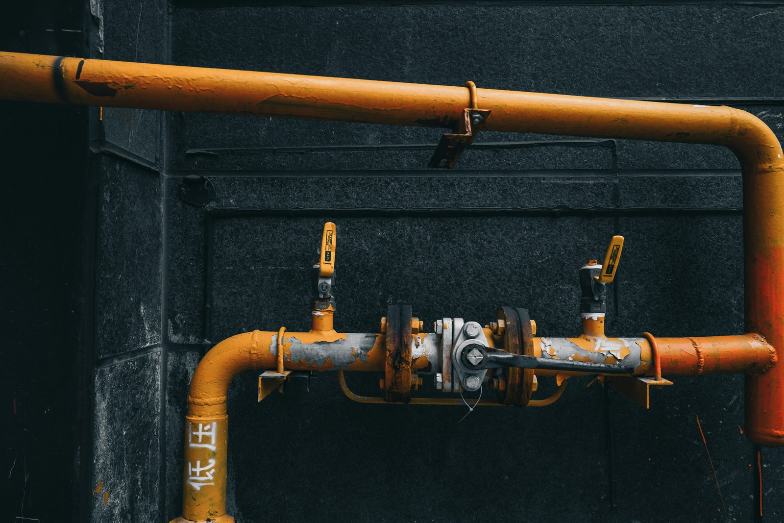Wasserleitung an einer Wand