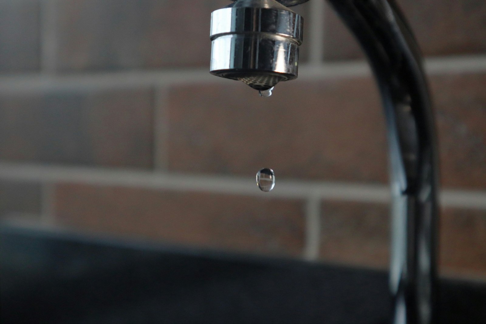 Wasserhahn mit schwachem Wasserstrahl