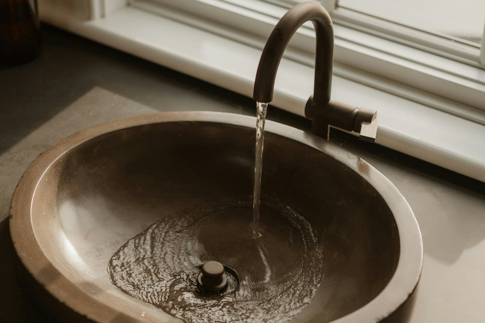 Wasserhahn mit leicht fließendem Wasser