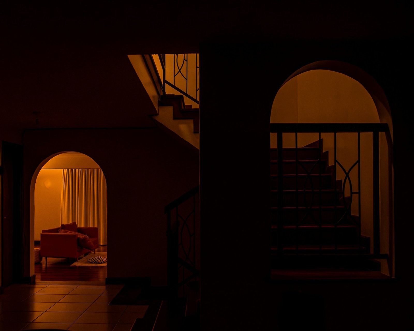 Ruhiges Hausinneres bei Nacht