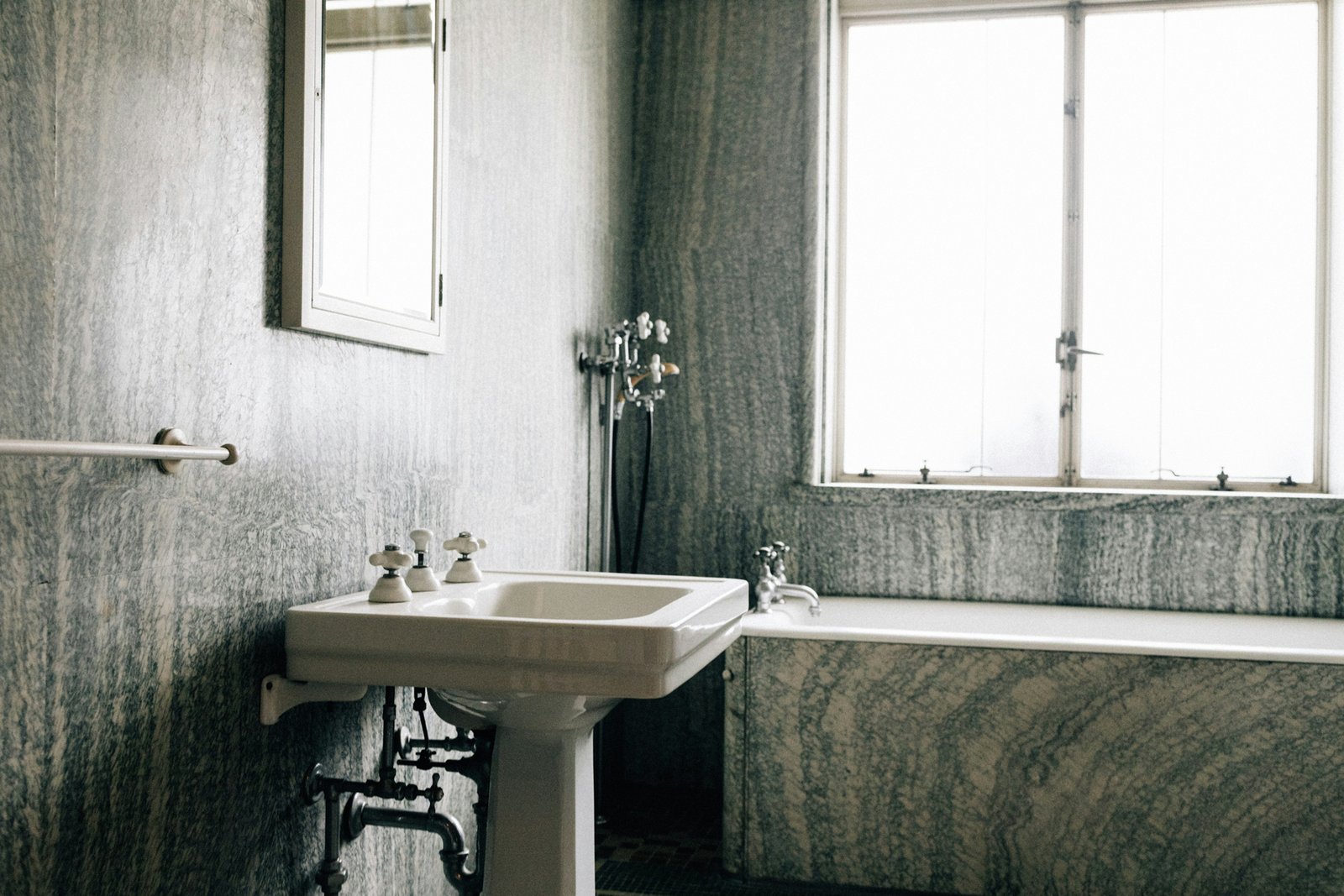 Wasserrohr hinter einer Wand